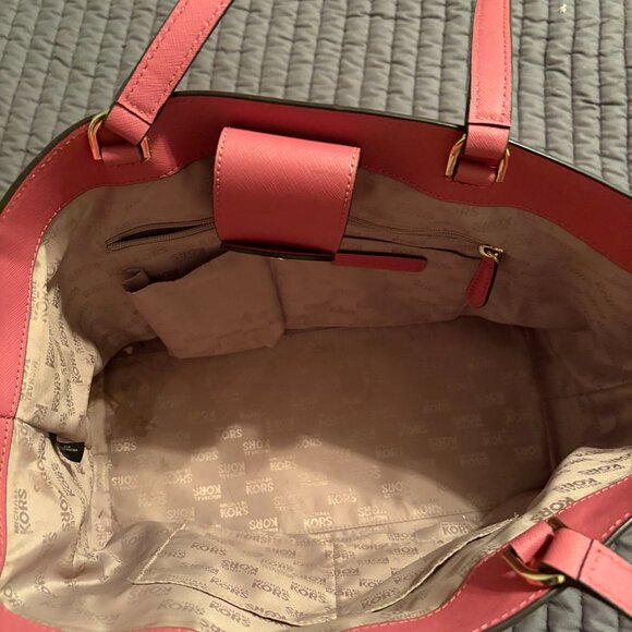 Michael Kors Emmy Large Tote – Tulip Pink Saffiano Leather, Great Condition - Picture 4 of 4